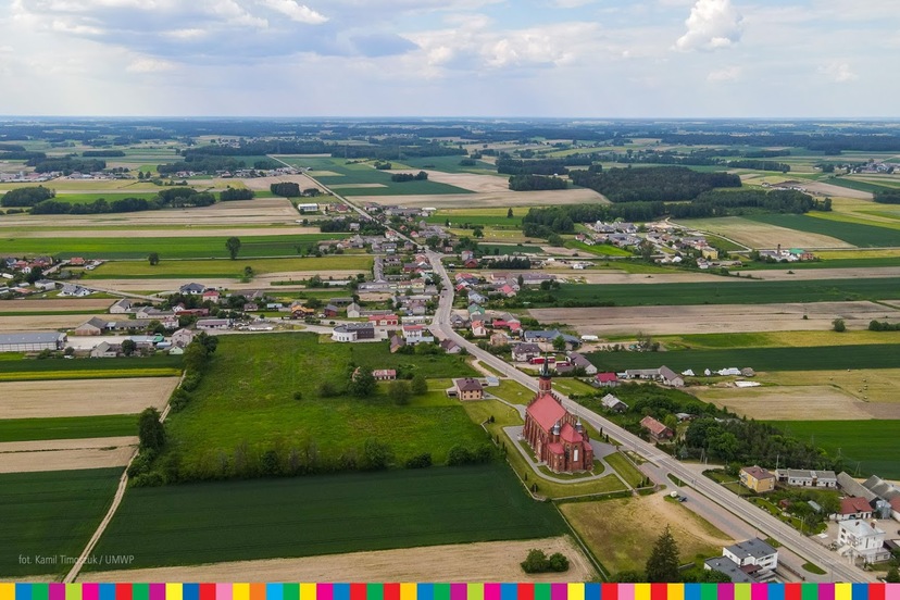 wieś i okoliczne pola, zdjęcie zrobione dronem