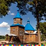 drewniana cerkiew z niebieskim dachem