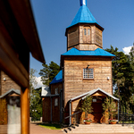 drewniana cerkiew z niebieskim dachem