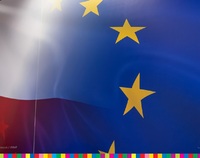 W tle flaga Polski i UE