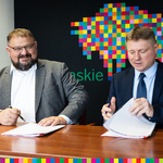 marszałkowie Stanisław Derehajło i Marek Malinowski przy podpisywaniu umowy