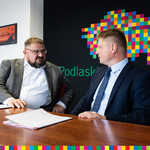 marszałkowie Stanisław Derehajło i Marek Malinowski przy podpisywaniu umowy