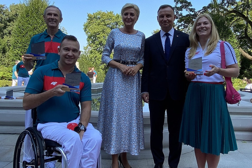 Cztery osoby pozują do zdjęcia z Prezydentem Polski