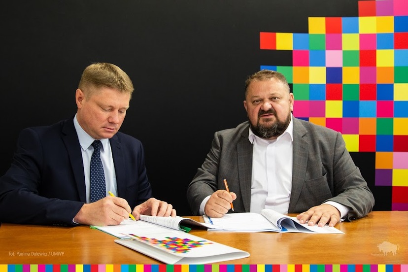 wicemarszałek województwa Stanisław Derehajło oraz Marek Malinowski, członek zarządu podpisują umowy