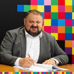 wicemarszałek województwa Stanisław Derehajło podpisuje umowy 