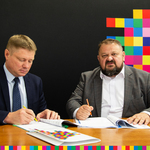 wicemarszałek województwa Stanisław Derehajło oraz Marek Malinowski, członek zarządu podpisują umowy 