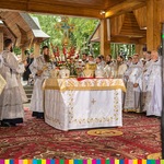 Duchowni przy ołtarzu podczas mszy