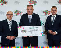 Wręczenie czeku przedstawicielom miasta Wysokie Mazowieckie. trzech mężczyzn pozujących do zdjęcia