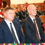 Marek Malinowski, członek zarządu Województwa Podlaskiego podczas Mszy Świętej, obok siedzi inny mężczyzna