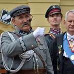 Mężczyzna przebrany za Józefa Piłsudskiego przemawia do uczestników wydarzenia 