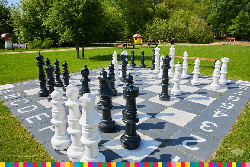 Figury na szachownicy ustawione w parku