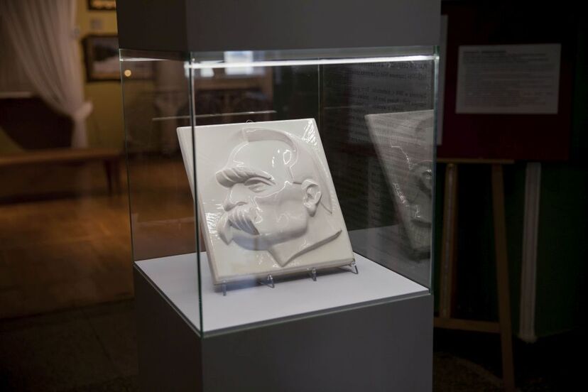 Plakieta ceramiczna z wizerunkiem Piłsudskiego