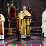 Ksiądz podczas odprawiania mszy 