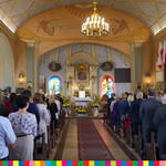 Główna nawa kościoła w Kundzinie. Tłumy ludzi w kościele. Widoczny rozświetlony żyrandol.