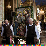 Uczestnicy dożynek w kościele trzymają obraz Świętej Rodziny