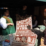 kobiety oglądają tradycyjne tkaniny dwuosnowe