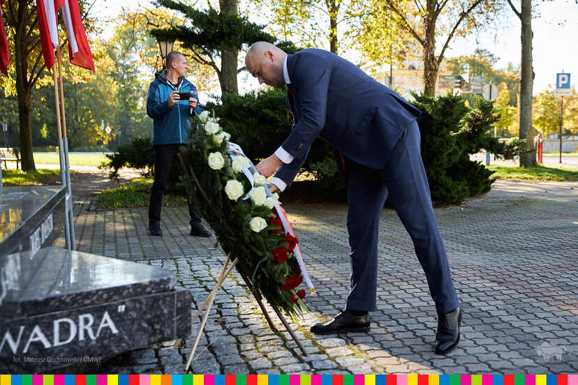 Krzysztof Szeweluk składa kwiaty pod pomnikiem