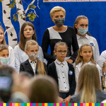 Agata Kornhauser-Duda pozuje do zdjęcia z dziećmi nagrodzonymi w konkursach