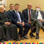 Marszałek Marek Malinowski w towarzystwie innych osób uczestniczących w wydarzeniu