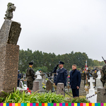 Marszałek Marek Malinowski podczas uroczystości na cmentarzu