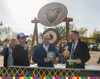 Marszałek Artur Kosicki oraz dwóch mężczyzn stoją przy logo Bison Ultra-Trail