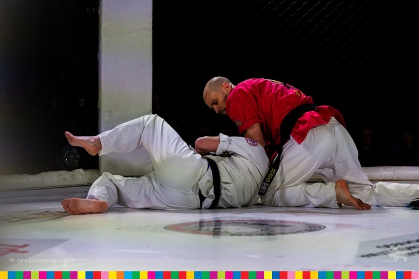Zawodnicy judo walczą ze sobą na macie