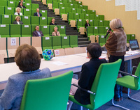 Osoby siedzące na auli podczas Pierwszego spotkania Forum Dyrektorów Szkół Średnich Uniwersytetu w Białymstoku