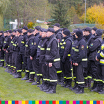 strażacy w mundurach