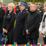 Wicemarszałek Wiesława Burnos wraz z innymi osobami uczestniczącymi z wydarzeniu stoją w szeregu