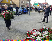 Wiesława Burnos, członek zarządu składa kwiaty. W tle osoby stojące na placu