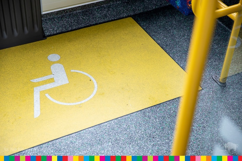 symbol wózka inwalidzkiego na podłodze w autobusie