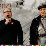Przemawia marszałek Artur Kosicki obok niego stoi Czesław Jakubowicz, odtwórca roli Marszałka Józefa Piłsudskiego