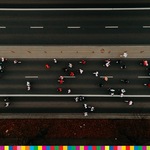 Osoby biegną ulicą. Zdjęcie wykonane z góry
