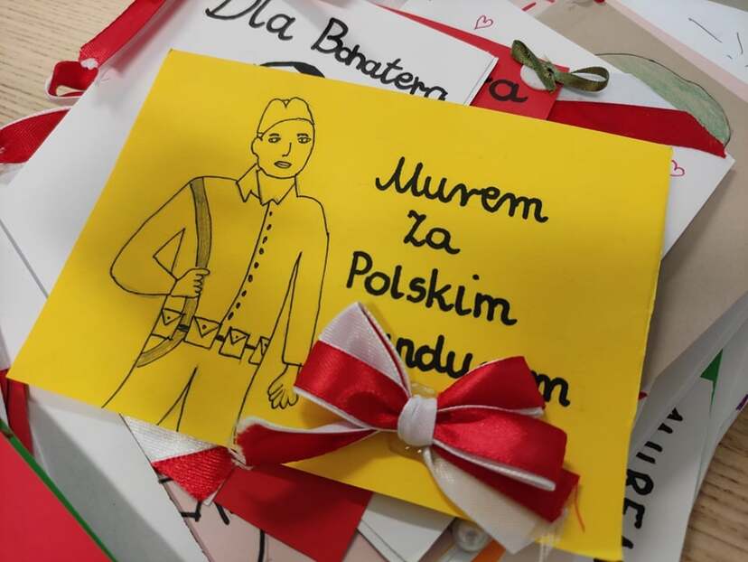 Na żółtej kartce, rysunek żołnierza. Napis: Murem za Polskim Mundurem.