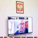 Józef Mozolewski na ekranie monitora.