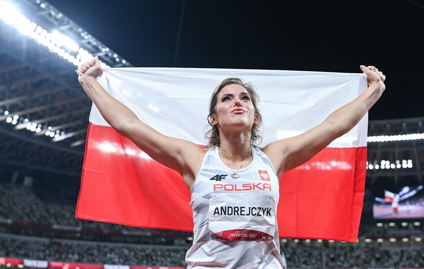 Maria Andrejczyk trzyma w dłoniach biało-czerwoną flagę
