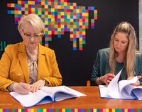 Wiesława Burnos i Magdalena Mironowicz w trakcie podpisywania umów.