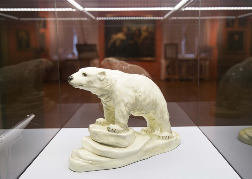 figurka białego  niedźwiedzia
