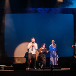 Scena zbiorowa - aktorzy zgromadzenie w trzy grupy