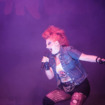 Kobieta w punkrockowym ubraniu śpiewa