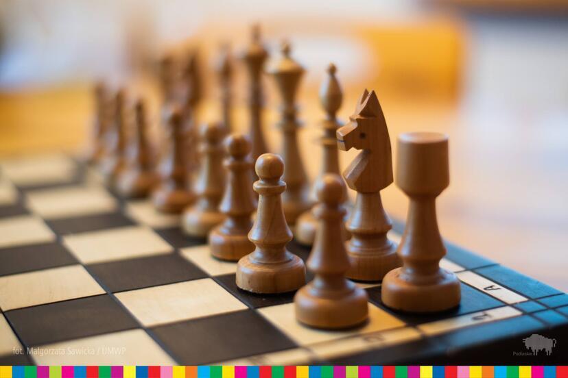 Szachy na szachownicy.