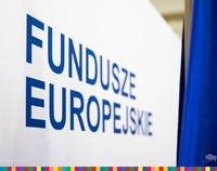 Niebieski napis "Fundusze Europejskie" na białym tle