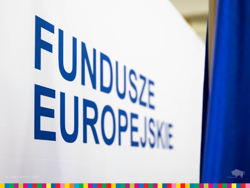 Niebieski napis "Fundusze Europejskie" na białym tle