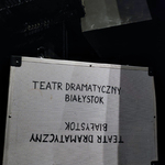 Biała kartka z napisem: Teatr Dramatyczny Białystok