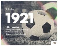 Piłka leżąca na trawie. Napis "1921. Setna rocznica reprezentacji Polski"