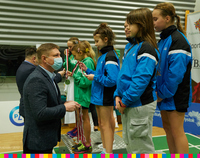 Marek Malinowski, członek zarządu wręcza medale młodocianym sportowcom stojącym na podwyższeniu