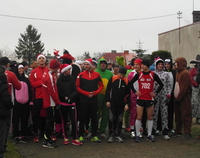 Uczestnicy biegów ubrani w czerwone czapeczki