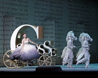 Kobieta w balowej sukni w karecie, ciągniętej przez aktorów przebranych za konie.