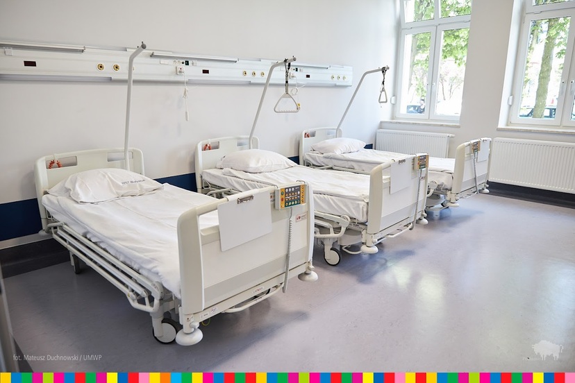 Trzy łóżka w sali szpitalnej