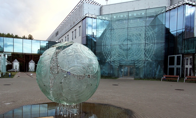 Budynek Wydziału Biologii UwB. Na pierwszym planie widoczny pomnik w kształcie kuli.